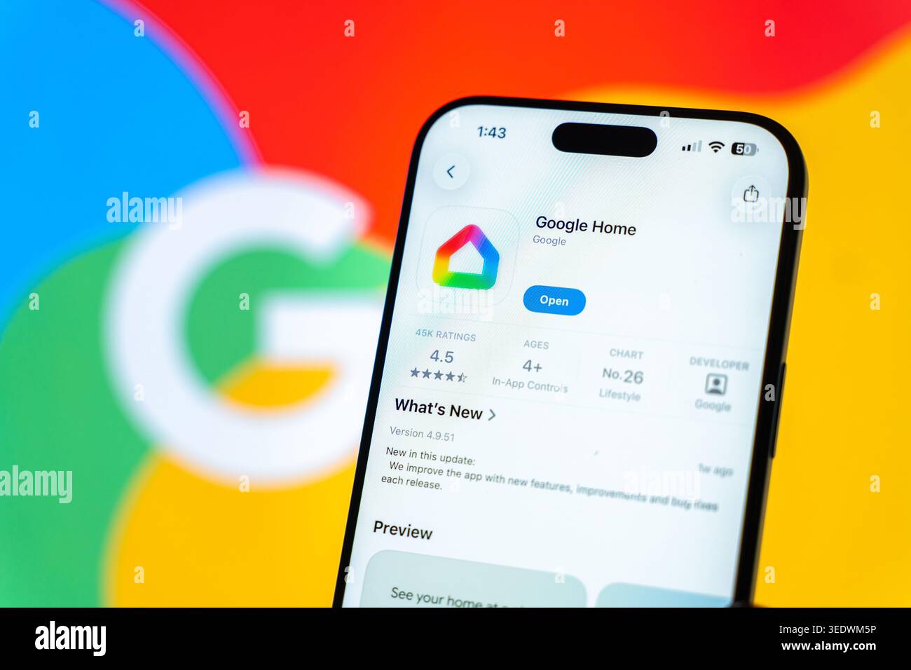 Il logo Google Home viene visualizzato sullo schermo di uno smartphone, a Bangalore, India, il 28 febbraio 2026 Foto Stock