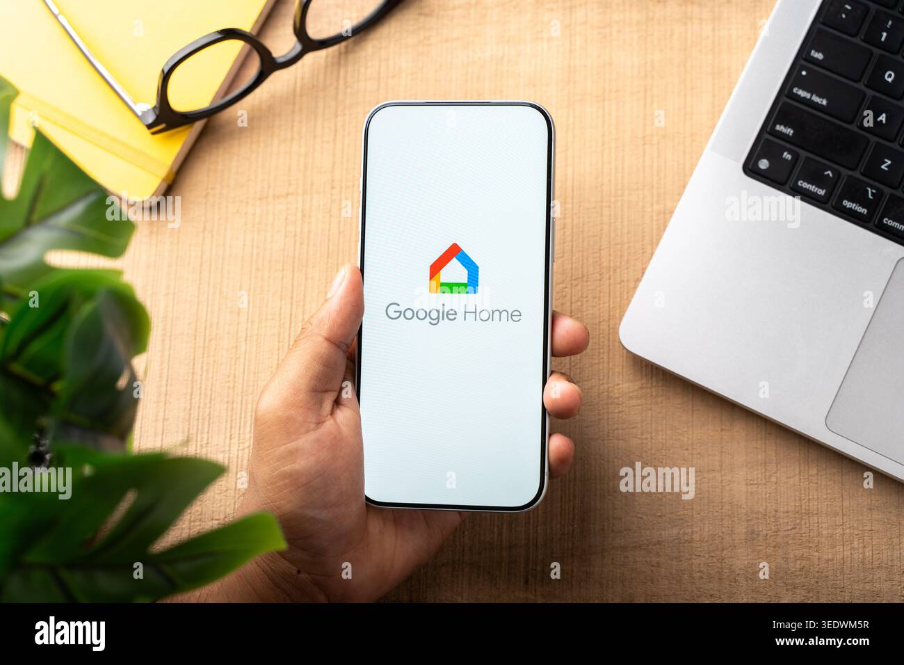 Il logo Google Home viene visualizzato sullo schermo di uno smartphone, a Bangalore, India, il 28 febbraio 2026 Foto Stock
