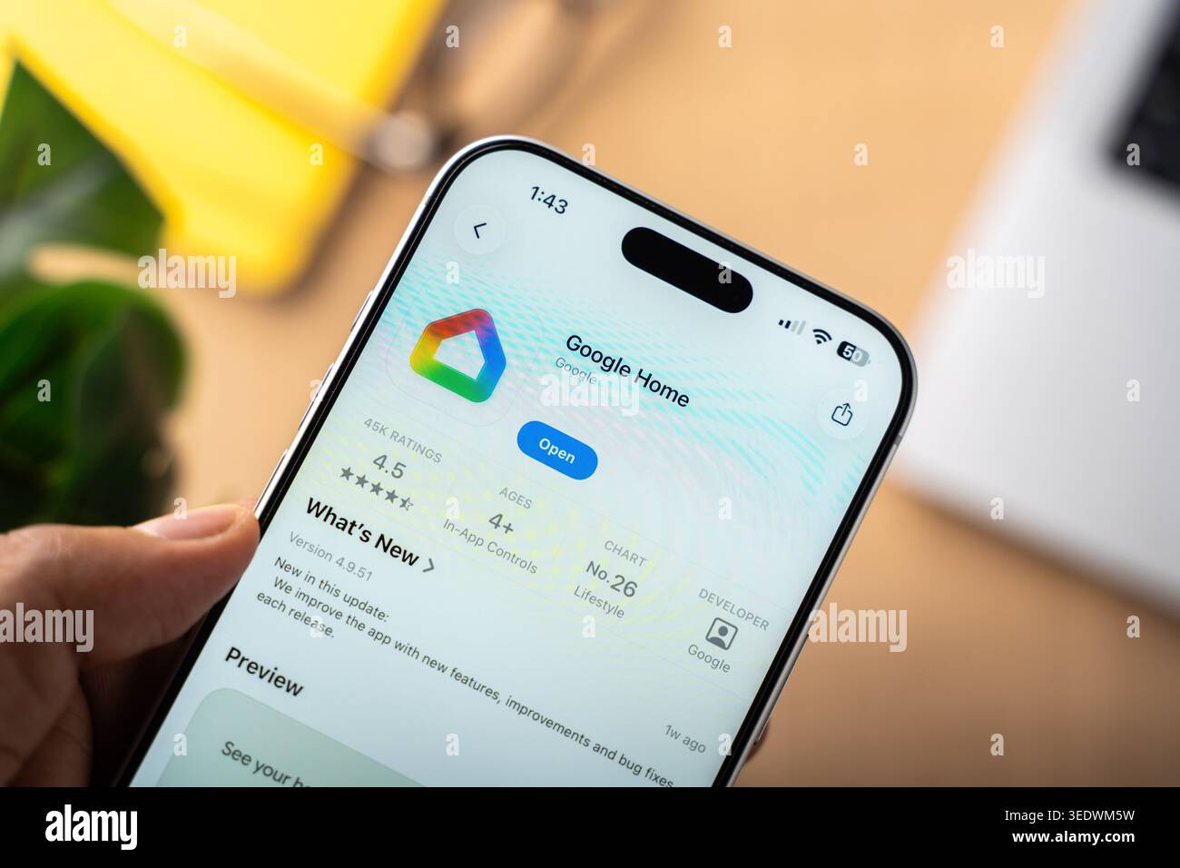 Il logo Google Home viene visualizzato sullo schermo di uno smartphone, a Bangalore, India, il 28 febbraio 2026 Foto Stock