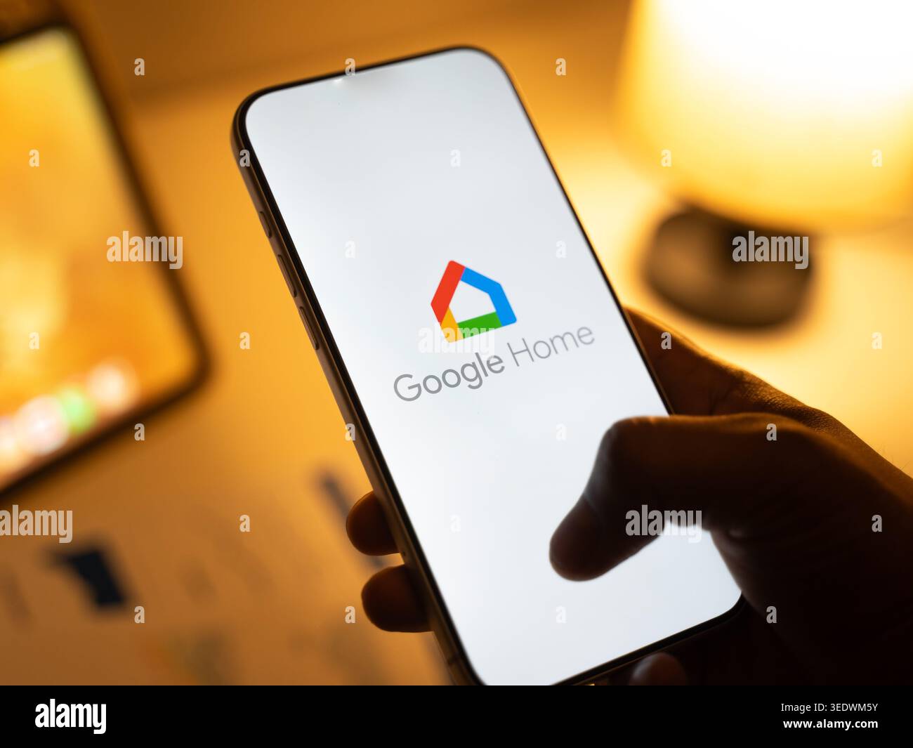 Il logo Google Home viene visualizzato sullo schermo di uno smartphone, a Bangalore, India, il 28 febbraio 2026 Foto Stock