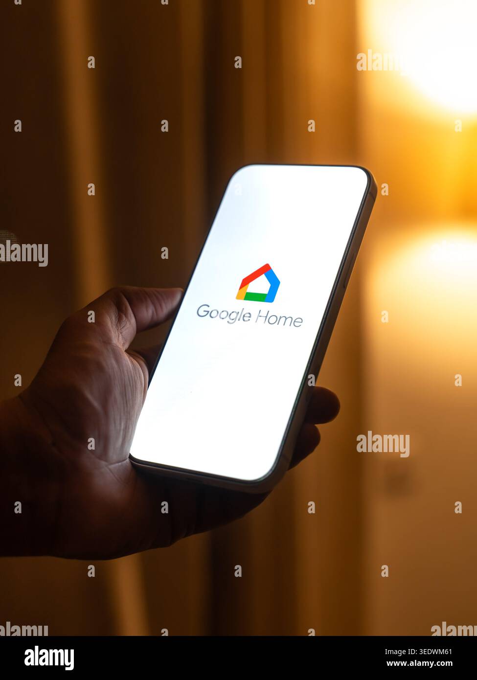 Il logo Google Home viene visualizzato sullo schermo di uno smartphone, a Bangalore, India, il 28 febbraio 2026 Foto Stock