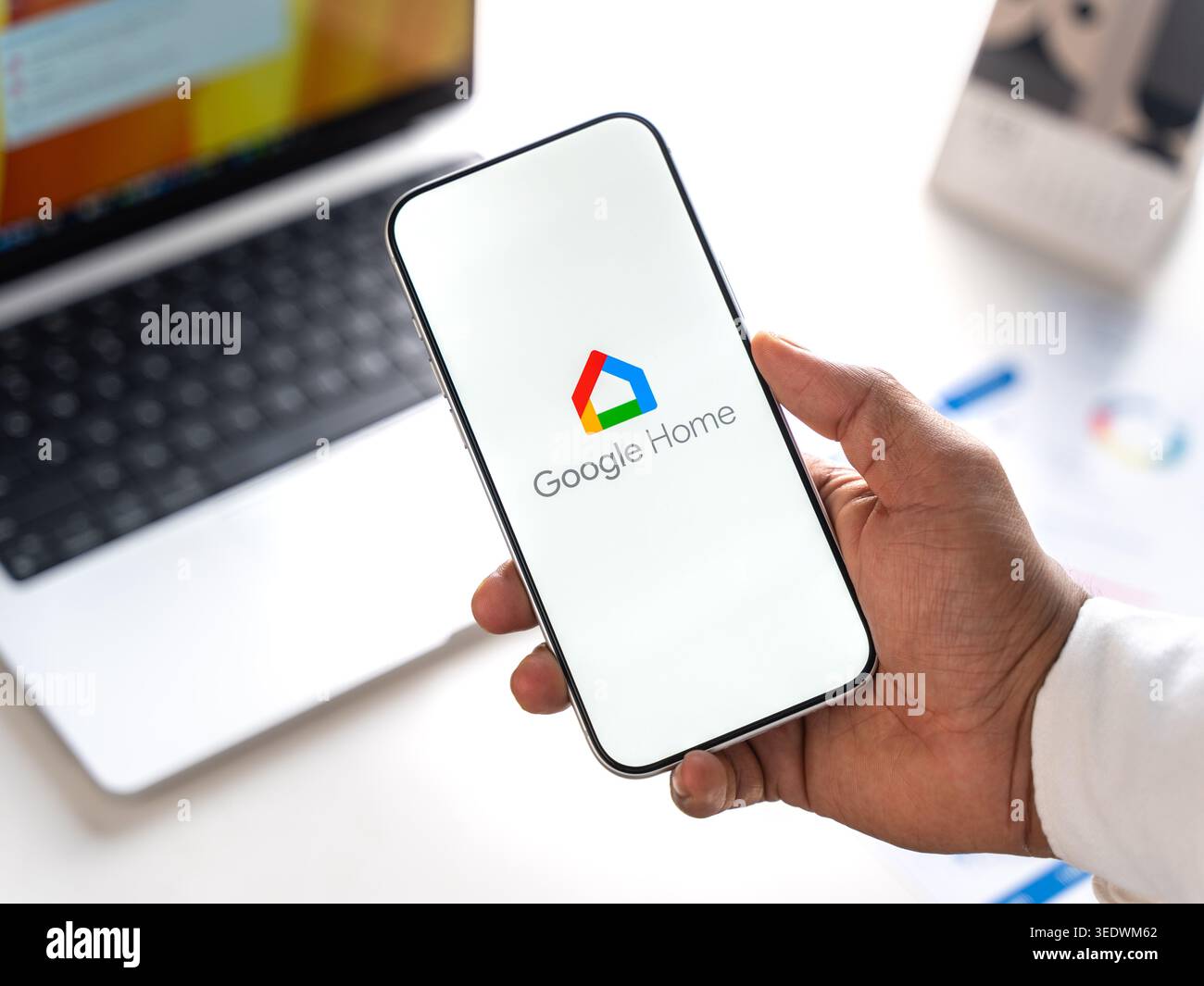 Il logo Google Home viene visualizzato sullo schermo di uno smartphone, a Bangalore, India, il 28 febbraio 2026 Foto Stock