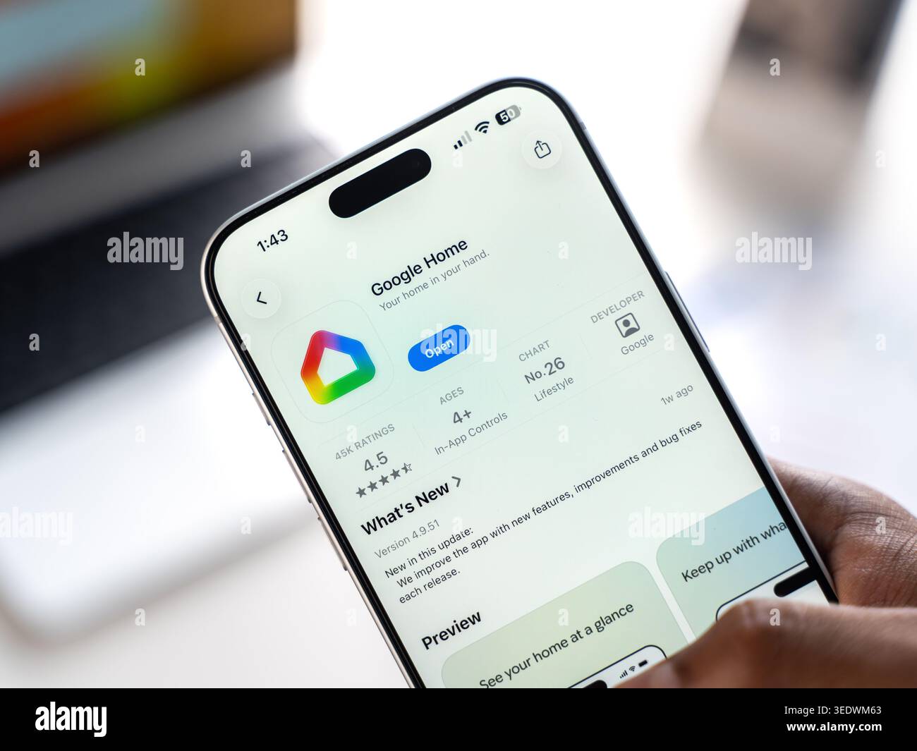 Il logo Google Home viene visualizzato sullo schermo di uno smartphone, a Bangalore, India, il 28 febbraio 2026 Foto Stock