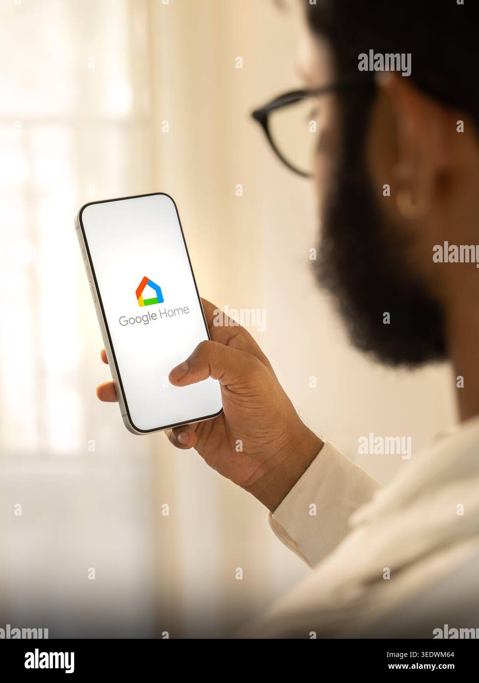 Il logo Google Home viene visualizzato sullo schermo di uno smartphone, a Bangalore, India, il 28 febbraio 2026 Foto Stock