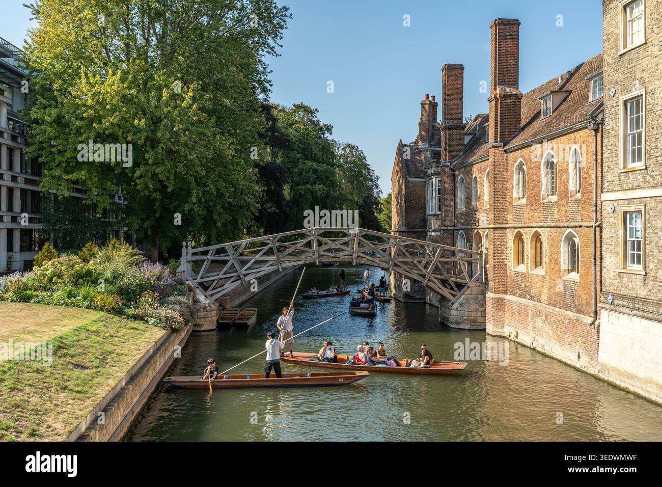 Tradizionale punting sul fiume Cam presso il ponte matematico in legno del Queens' College, Cambridge, Inghilterra Foto Stock