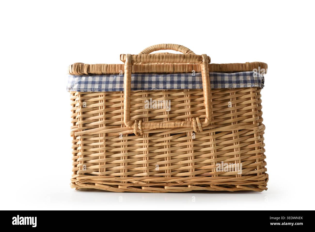 Cestino da picnic classico in vimini con rivestimento a scacchi blu isolato su sfondo bianco in una composizione pulita da studio. Foto Stock