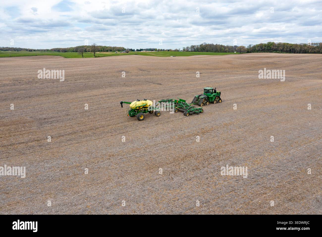 Grass Lake, Michigan - Un agricoltore applica fertilizzante liquido in un campo agricolo all'inizio della primavera. La guerra in Iran e il blocco dello stretto di Hormuz ha Foto Stock