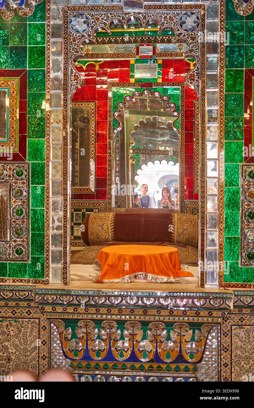 Interno elaborato di un palazzo indiano che mostra intricate lavorazioni a specchio e pannelli di mosaico di vetro colorati in vivaci tonalità verdi e rosse. Il Foto Stock