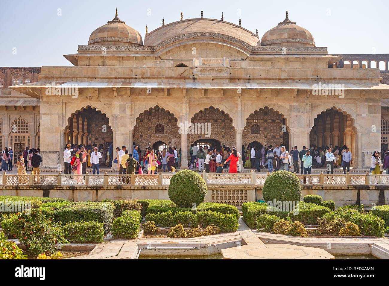 Turisti visitano il paviglione storico di Sheesh Mahal (Palazzo degli specchi) al Forte di Amber (Forte Amer) vicino a Jaipur, Rajasthan, India. L'immagine mostra Foto Stock