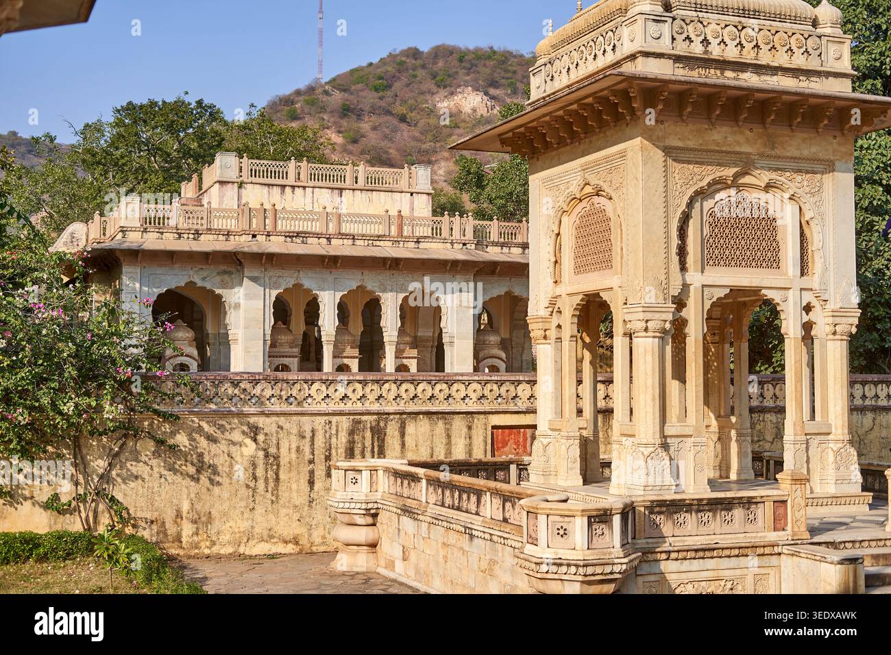 Architettura in arenaria ornata con elementi di design tradizionali del Rajasthan, tra cui finestre a grata jali intricate, decorative Foto Stock