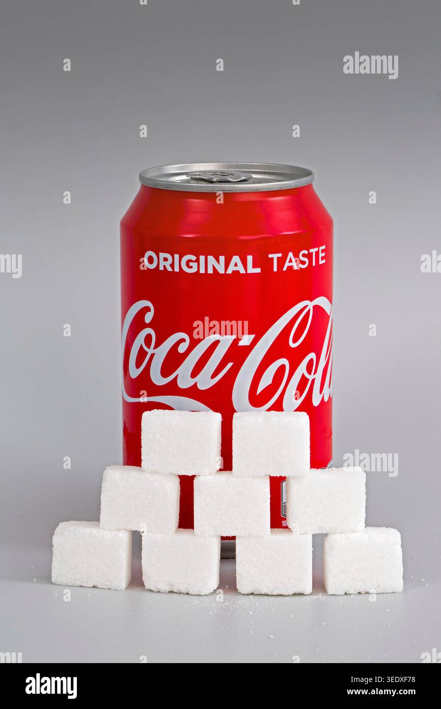 La quantità di zucchero in una scatola con coca cola è illustrata con 9 lumbi di zucchero. Foto Stock