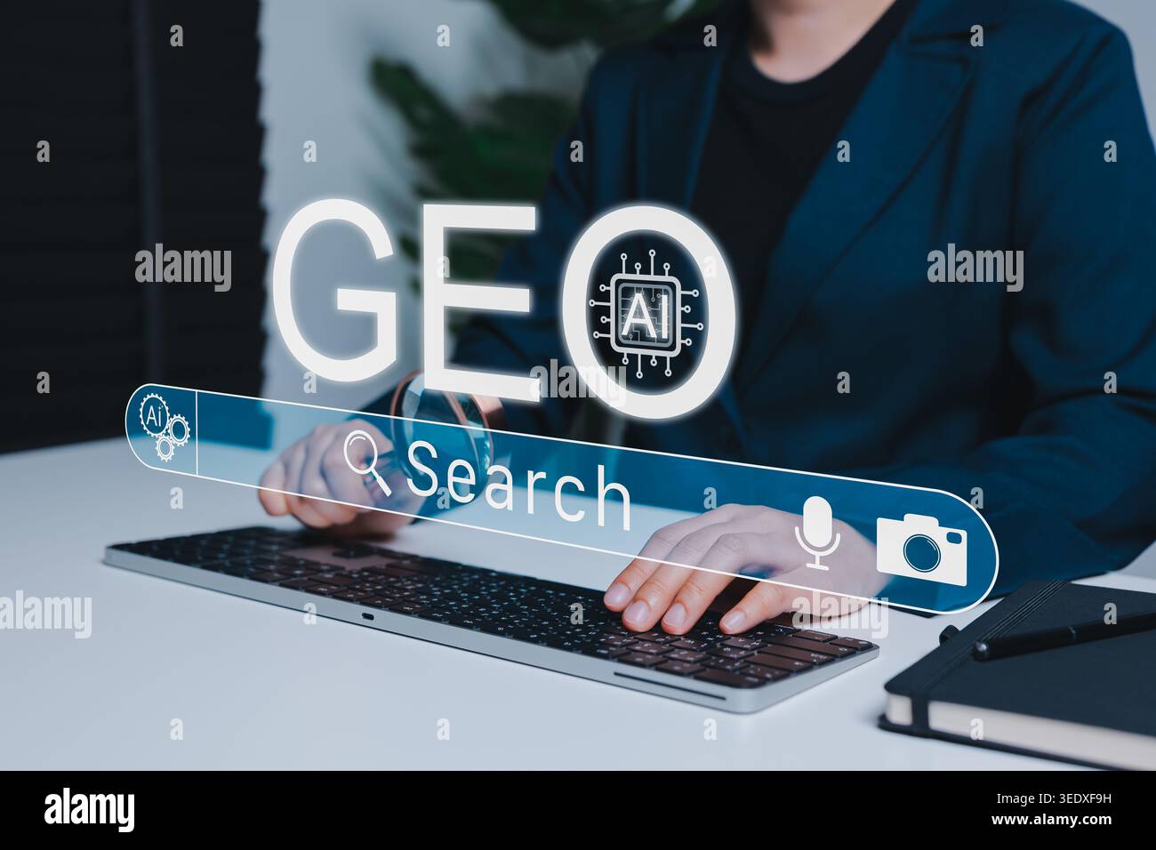 Ottimizzazione dei motori generativi GEO e concetto di marketing di ricerca ai. Persona che utilizza un laptop e una barra di ricerca con chip ai e icone di ricerca Foto Stock