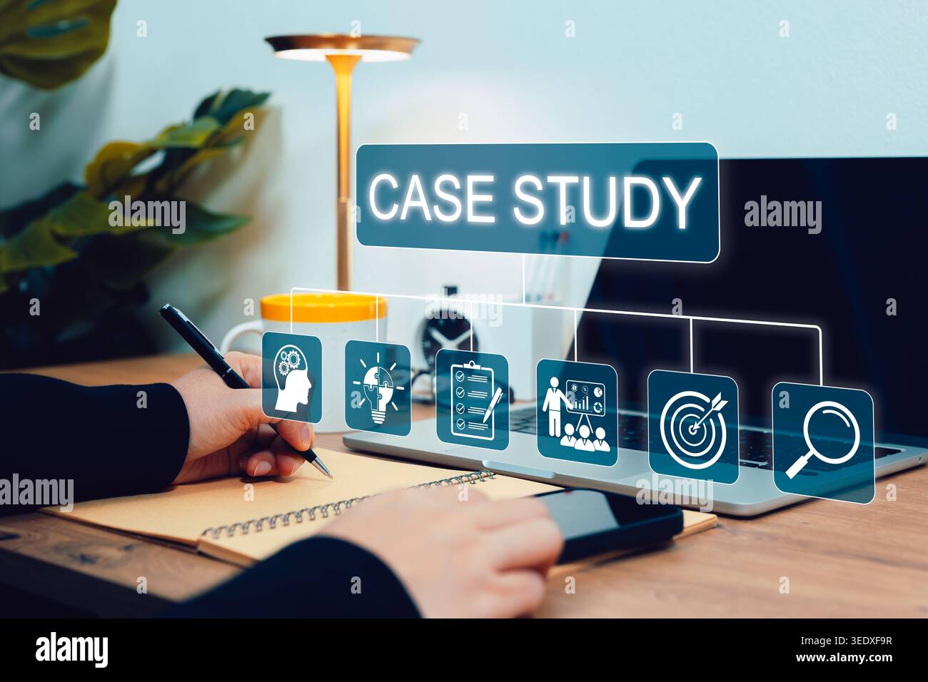 Concetto di ricerca di case study, appunti professionali da scrivere vicino a un notebook con icone virtuali per strategia, idee, checklist, presentazione, obiettivo, ricerca Foto Stock