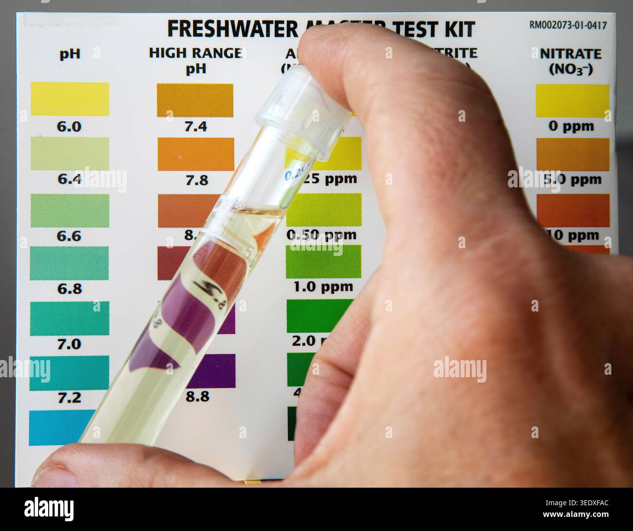 Kit di test master per acqua dolce API utilizzato per controllare la qualità dell'acqua negli acquari di acqua dolce. Uno dei test consiste nel misurare l'intervallo di ph o il grado di acidità. Foto Stock