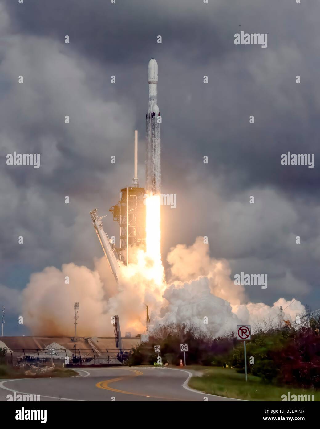 Uno SpaceX Falcon Heavy lancia il satellite per comunicazioni Viasat-3 F3 dal LC-39A al Kennedy Space Center, Florida, il 29 aprile 2026. Foto Stock