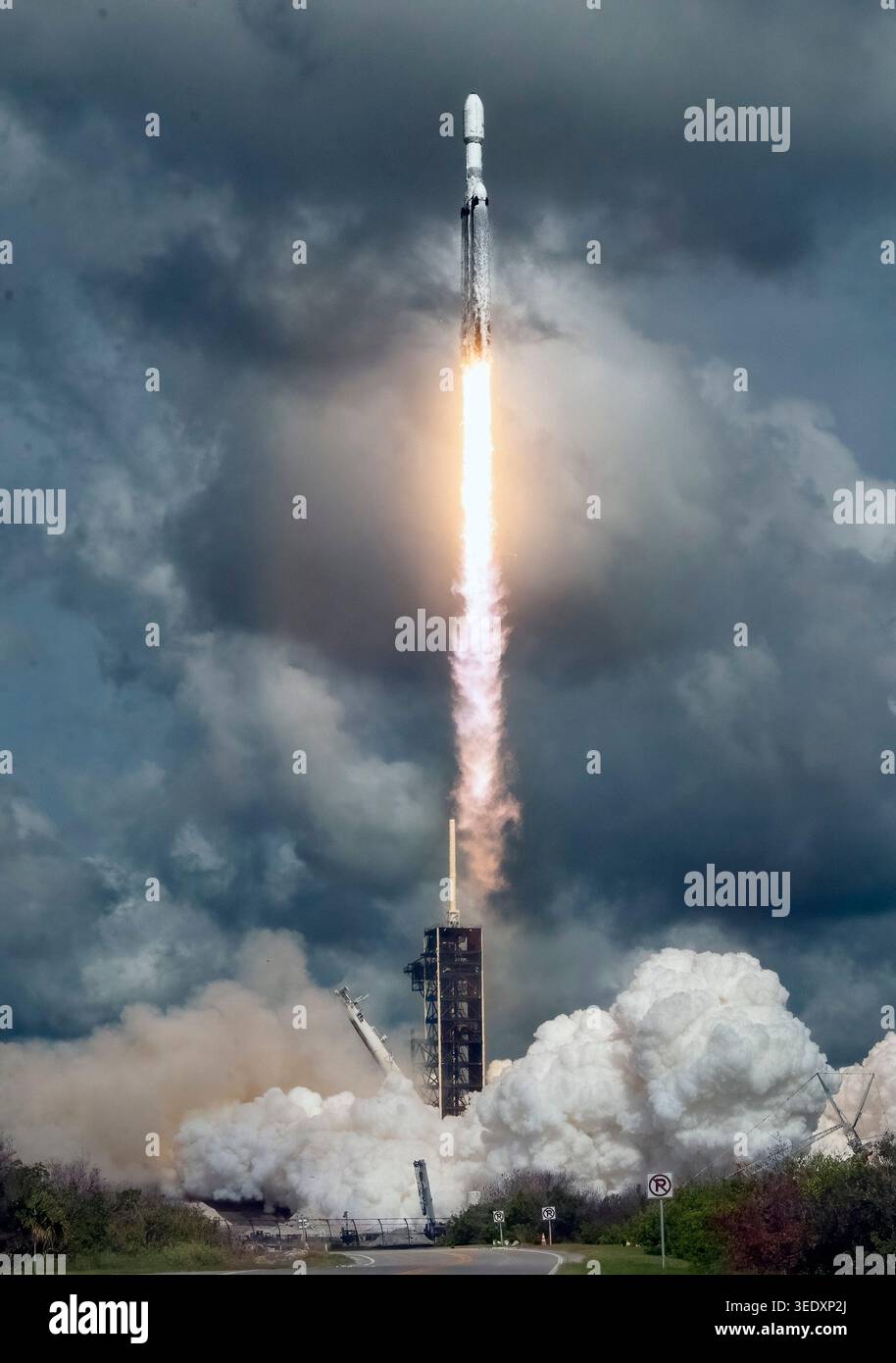 Uno SpaceX Falcon Heavy lancia il satellite per comunicazioni Viasat-3 F3 dal LC-39A al Kennedy Space Center, Florida, il 29 aprile 2026. Foto Stock
