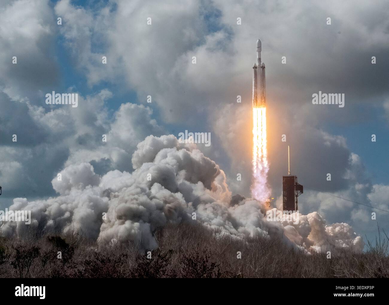 Uno SpaceX Falcon Heavy lancia il satellite per comunicazioni Viasat-3 F3 dal LC-39A al Kennedy Space Center, Florida, il 29 aprile 2026. Foto Stock