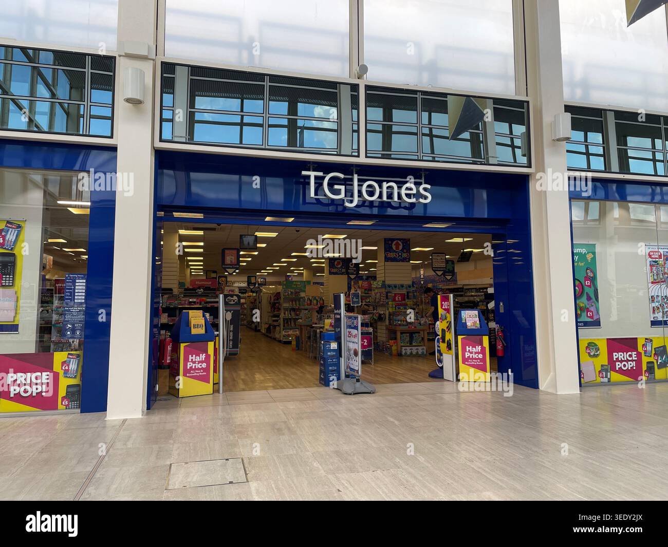 T G Jones al centro:mk a Milton Keynes. - Immagine stock catturata con smartphone