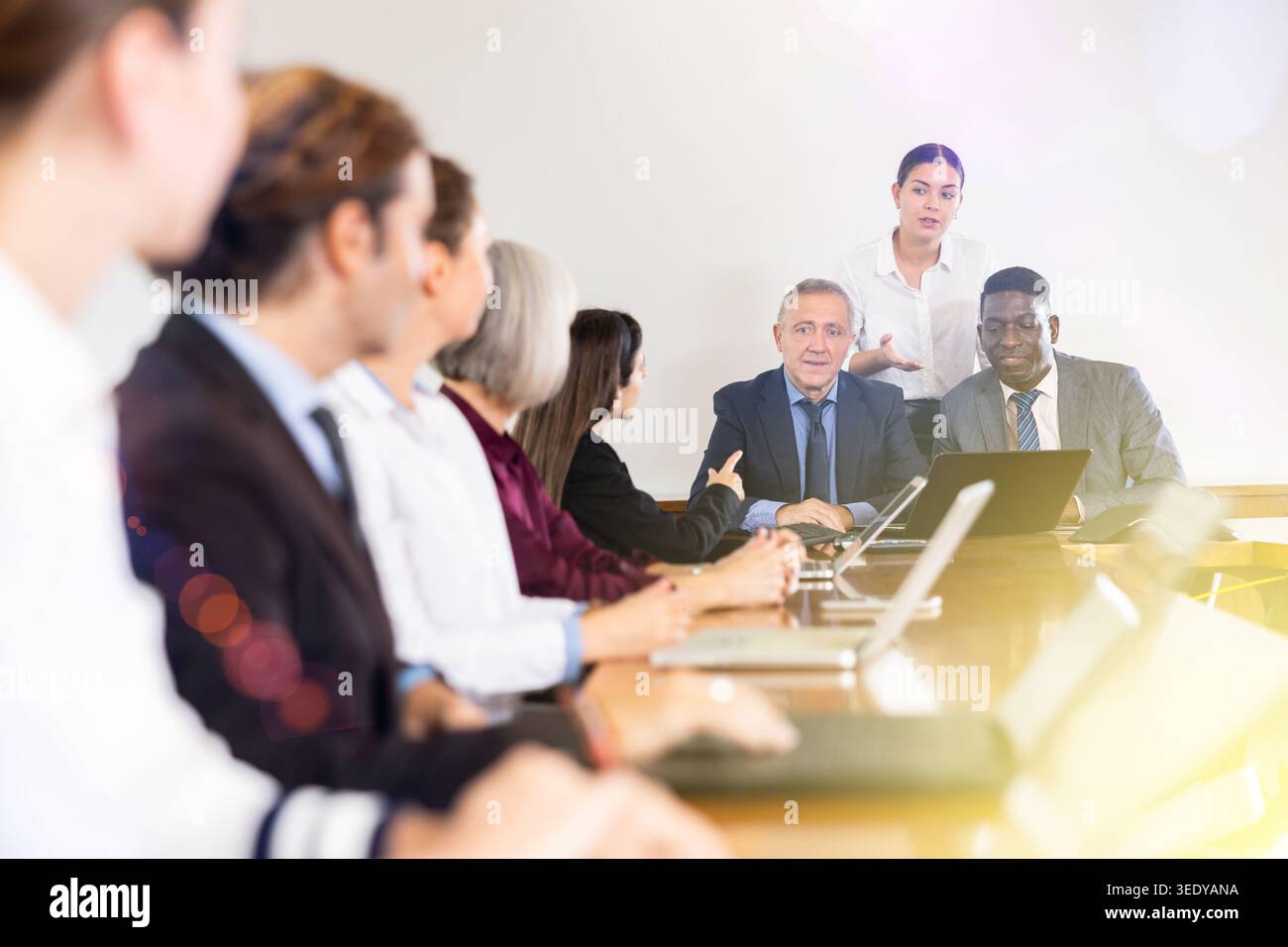 Persone in viaggio d'affari che discutono del piano di lavoro nella sala riunioni Foto Stock