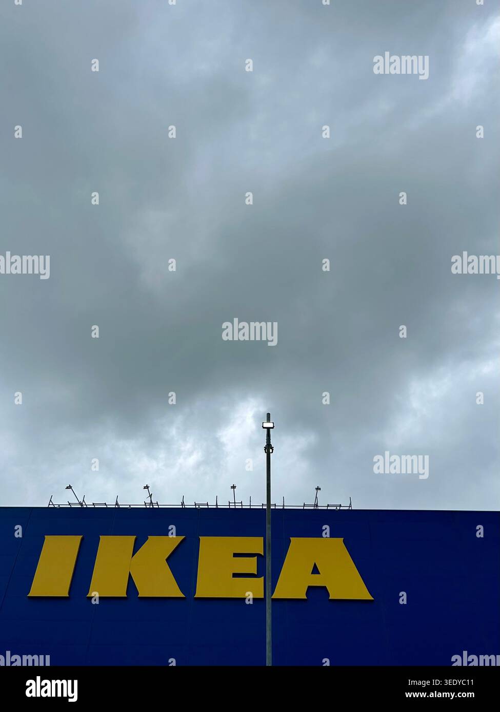Nuvole grigie dall'aspetto inquietante sopra il negozio Ikea a Giltbrook, Nottingham, Regno Unito - Immagine stock catturata con smartphone