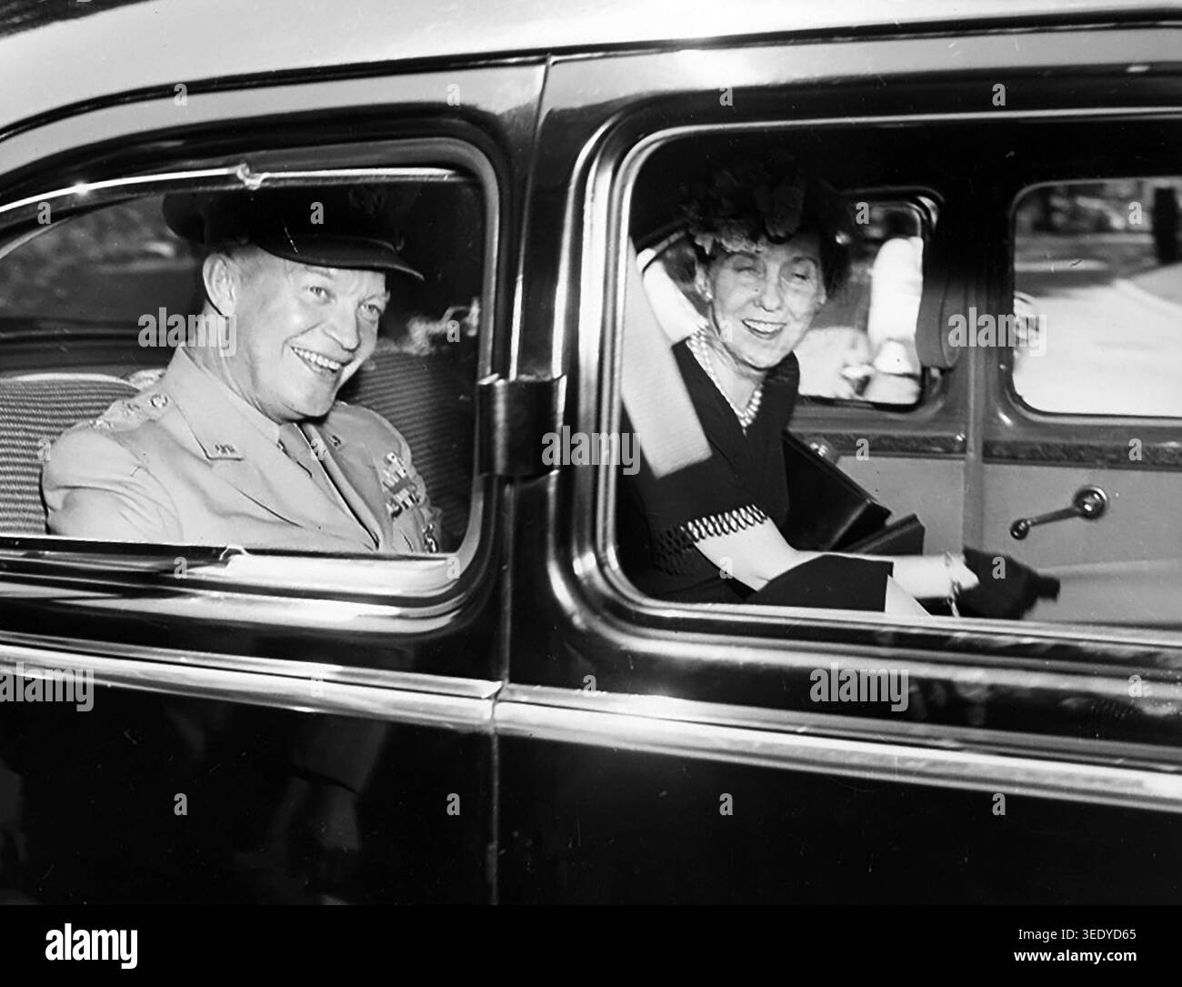 Il generale degli Stati Uniti Dwight D. Eisenhower e sua moglie Mamie Eisenhower sorridono in limousine dopo che il generale ha ricevuto Distinguished Service Medal, Washington, D.C., USA, Abbie Rowe, National Parks Service, Harry S. Truman Library, 18 giugno 1945 Foto Stock
