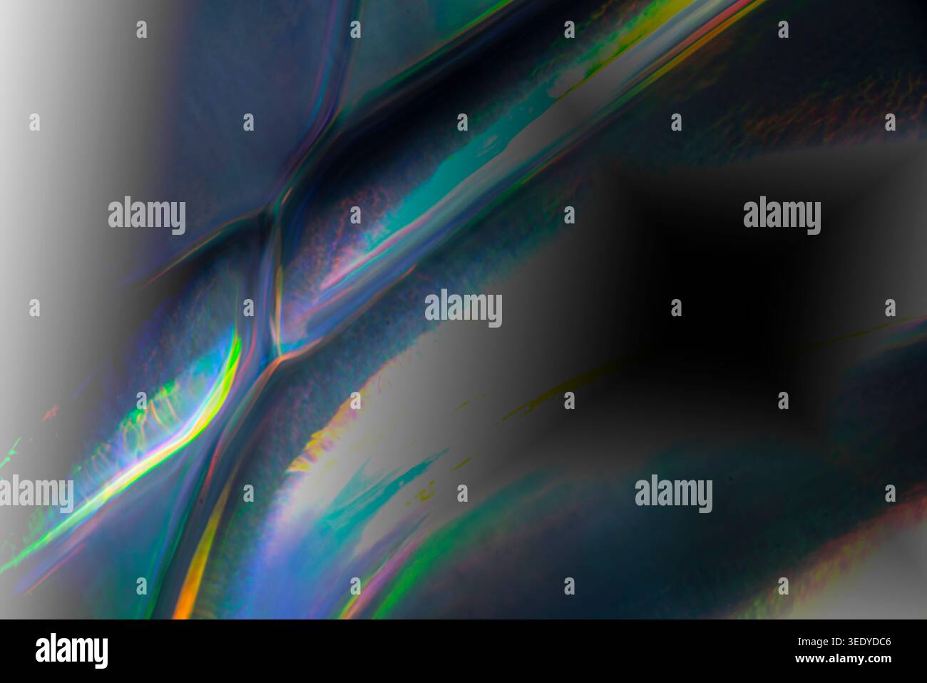 Le strisce luminose iridescenti attraversano una cornice scura astratta che fonde tonalità blu, verde, giallo e viola con sfumature morbide, texture riflettenti e a Foto Stock