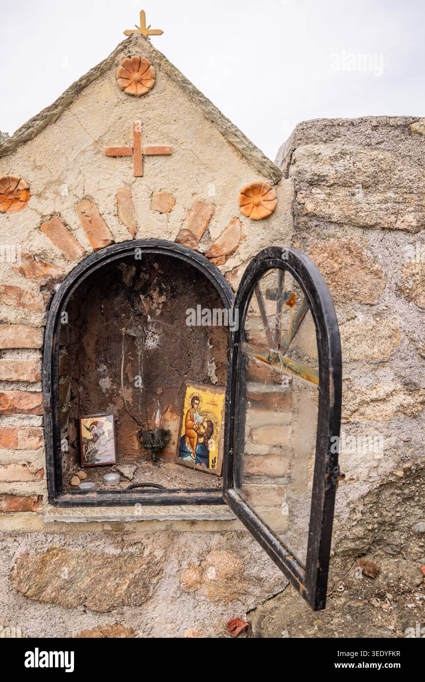 Meteora, Kastraki, Tessaglia, Grecia. 1° novembre 2023. Piccolo santuario presso il Sacro Monastero del grande Meteoron sulle formazioni rocciose di Meteora. Foto Stock