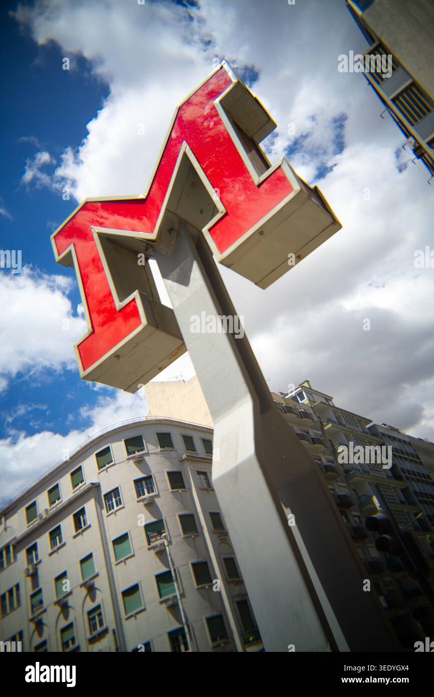 Cartello rosso M della metropolitana di Lisbona, angolo basso, nuvola, facciata residenziale, Lisbona, Portogallo Foto Stock