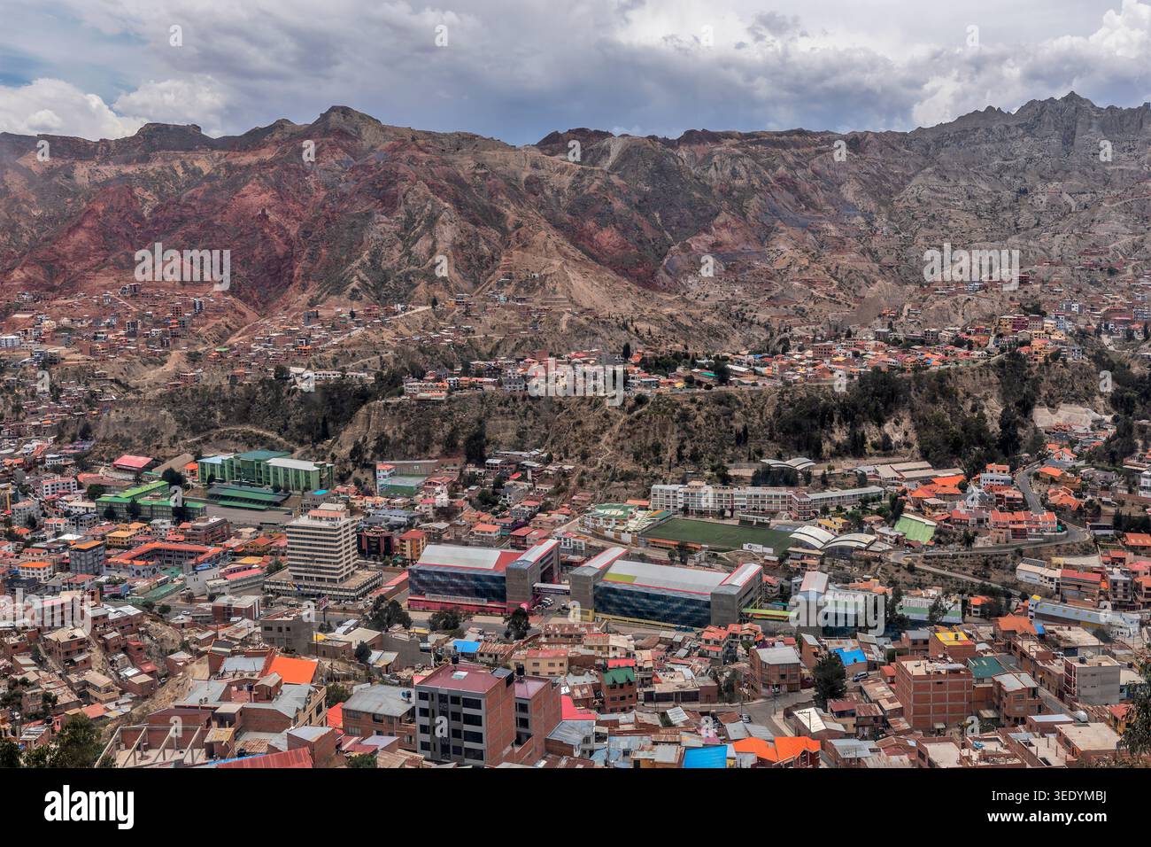 La Paz, Bolivia, Sud America - 23 novembre 2025: La più grande città boliviana annidata nel ripido canyon delle Ande - paesaggio urbano drammatico Foto Stock