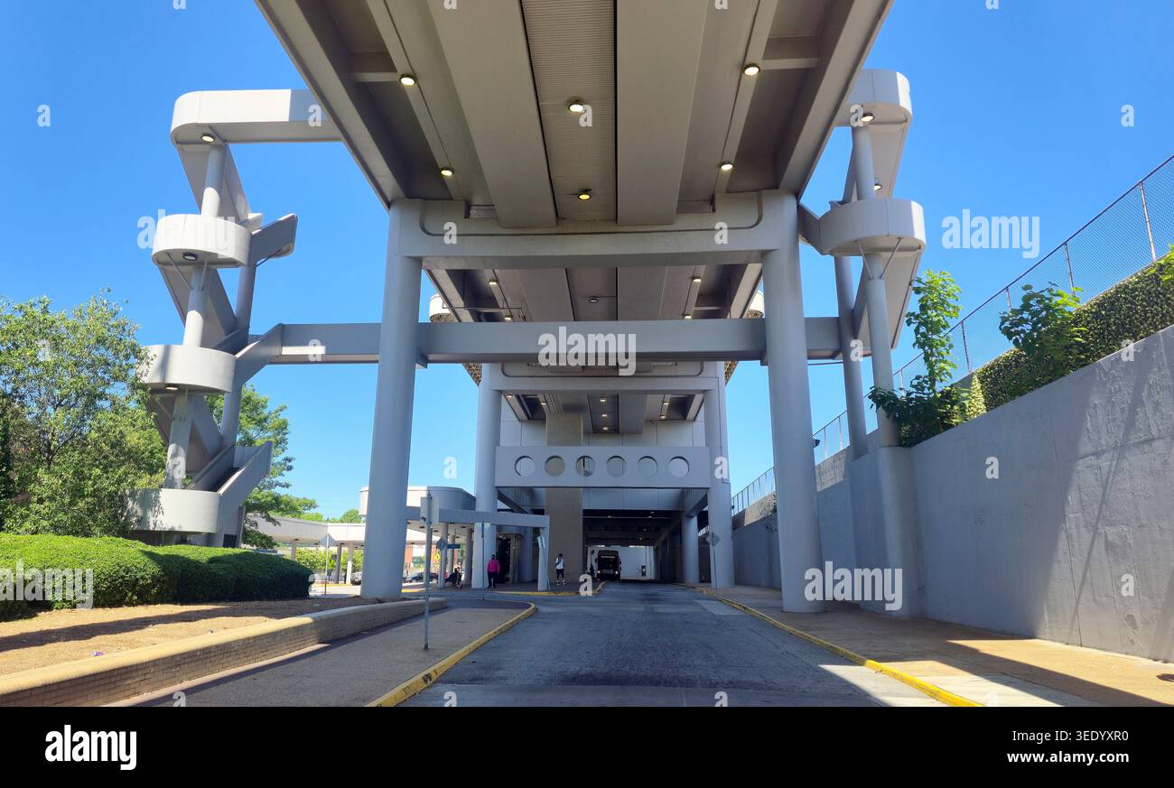 Struttura della stazione di transito elevata e strada sotto un'infrastruttura moderna in cemento Foto Stock