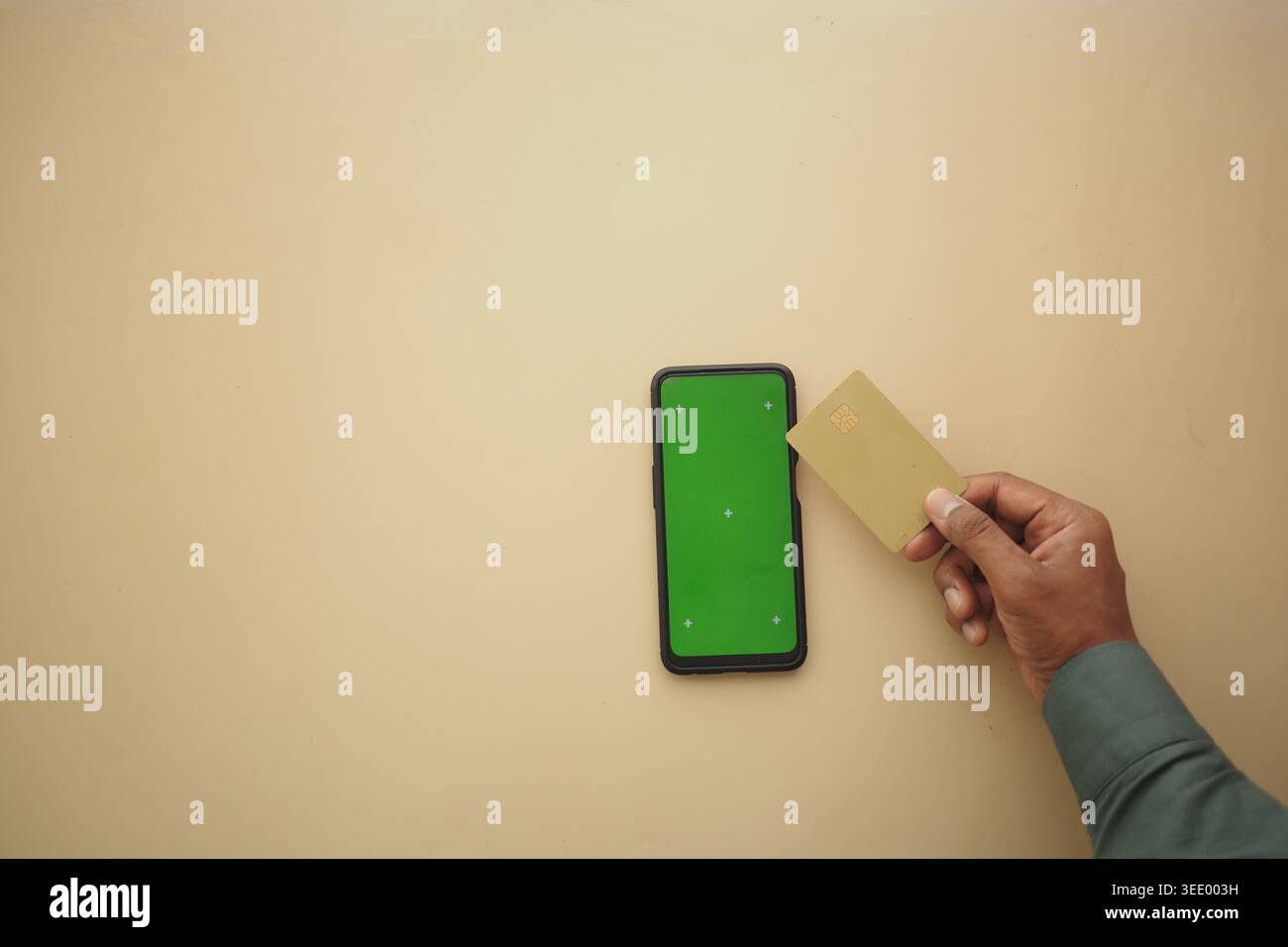 Procedura di pagamento con smartphone e carta di credito sul tavolo. Pagamento NFC Foto Stock