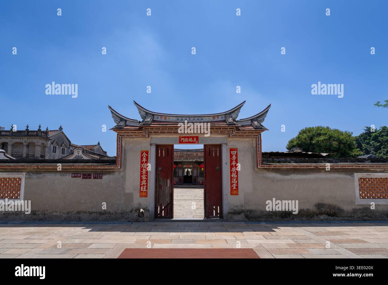 Porta tradizionale simmetrica con Couplets rossi presso lo storico ufficio postale generale di Tianyi, Zhangzhou, Fujian, Cina Foto Stock