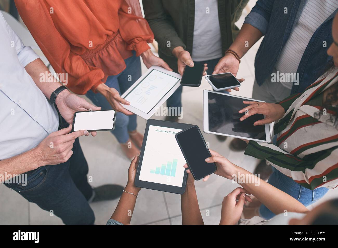 Persone d'affari, mani o riunioni con la tecnologia per la rete, la sincronizzazione dei dati o la condivisione delle app sopra riportate. Vista dall'alto, gruppo o dipendenti con tablet, telefono o. Foto Stock