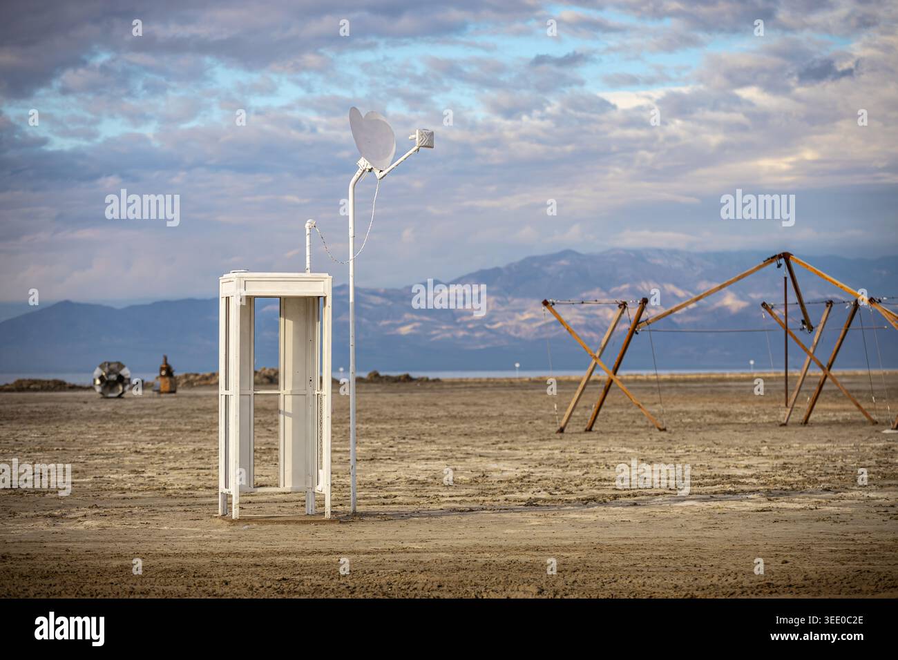 BOMBAY BEACH, CALIFORNIA, Stati Uniti d'America - 7 gennaio 2026: Installazione artistica dello stand Free Love Phone di Irondad ai margini del Mare di Salton Foto Stock