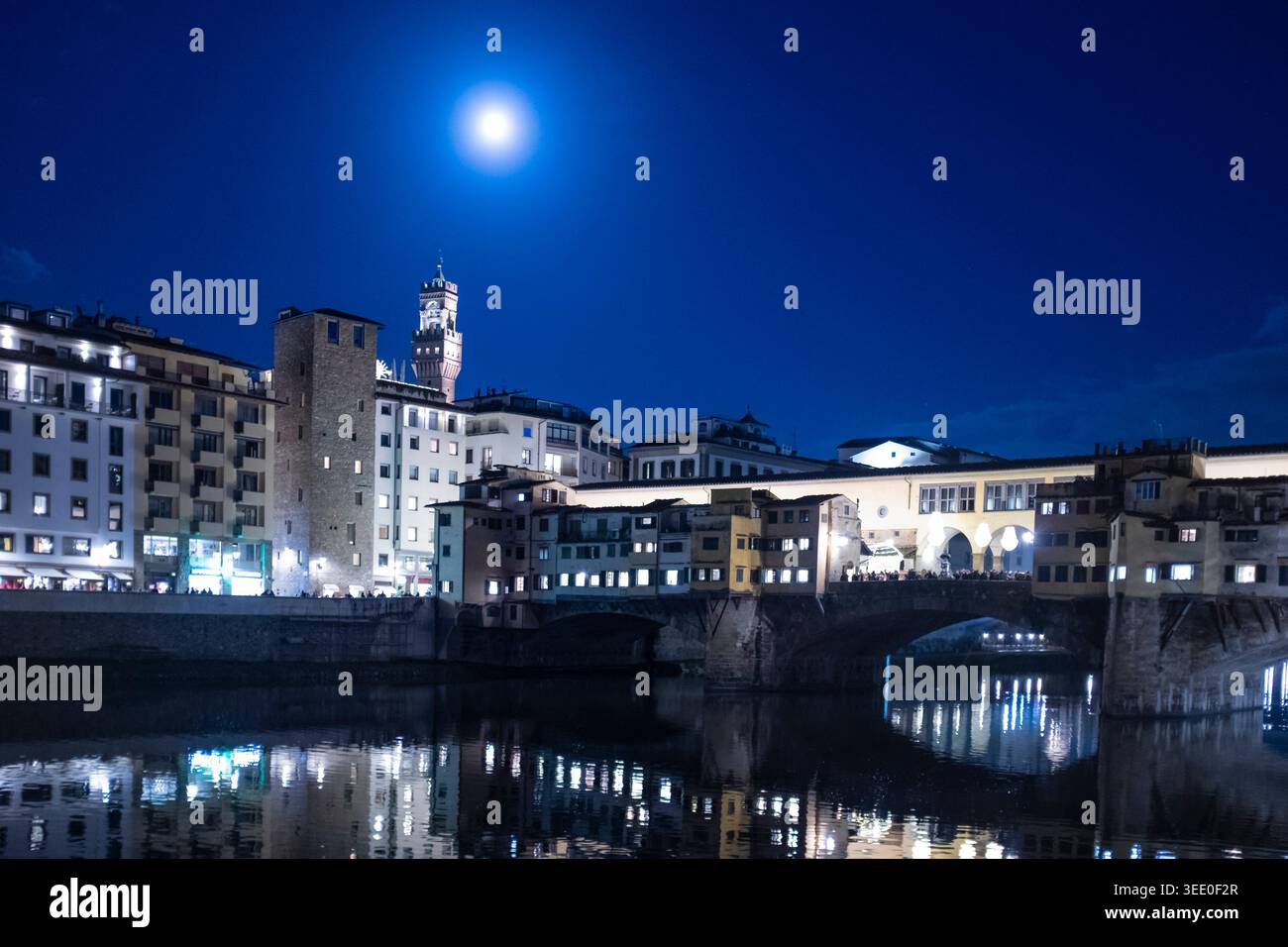 Il chiaro di luna scintillante scena notturna urbana nel famoso Ponte Vecchio di Firenze, Italia Foto Stock