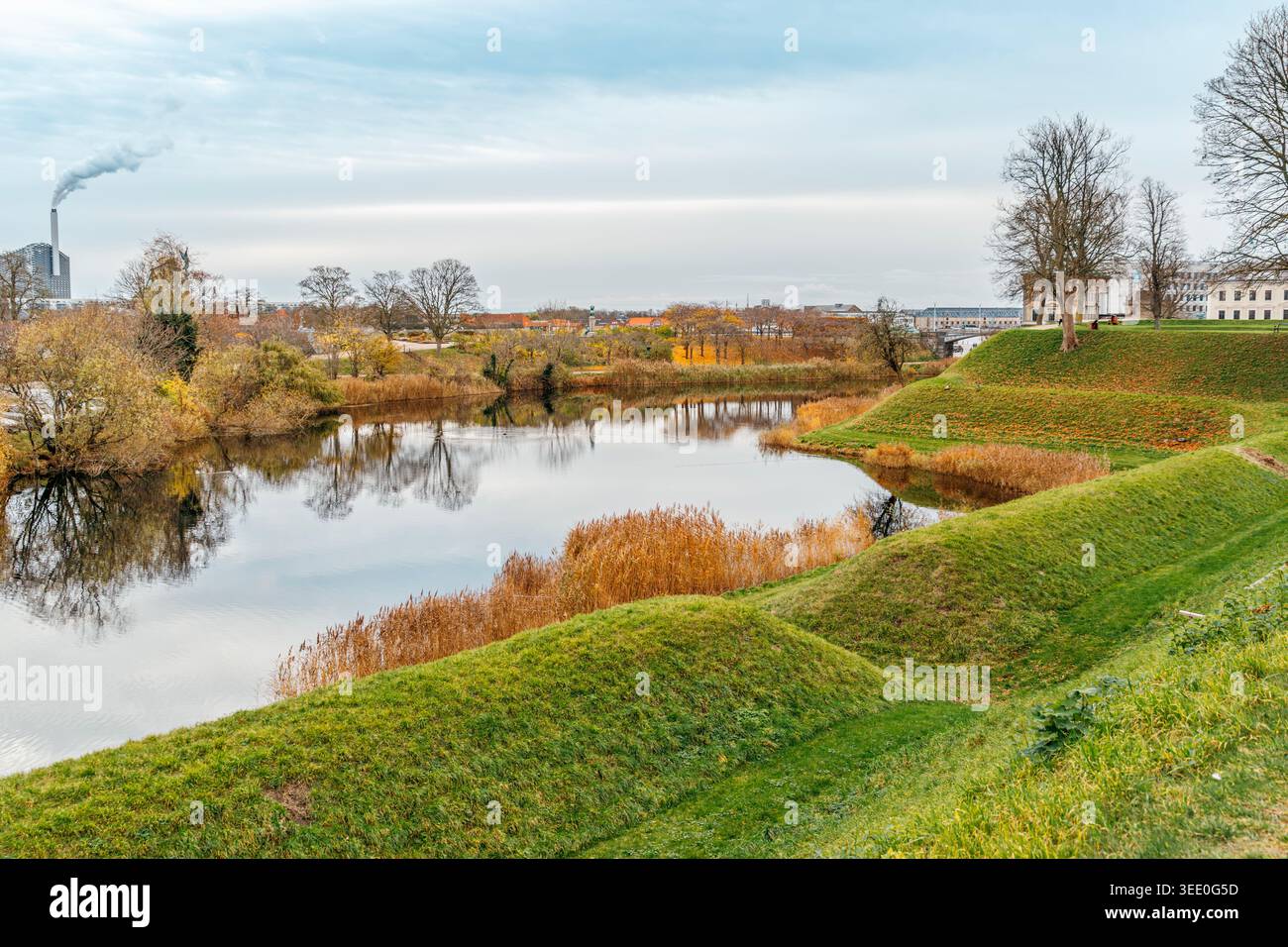 Parco della cittadella di Kastellet con bastioni erbosi e Moat, Copenhagen, Danimarca Foto Stock