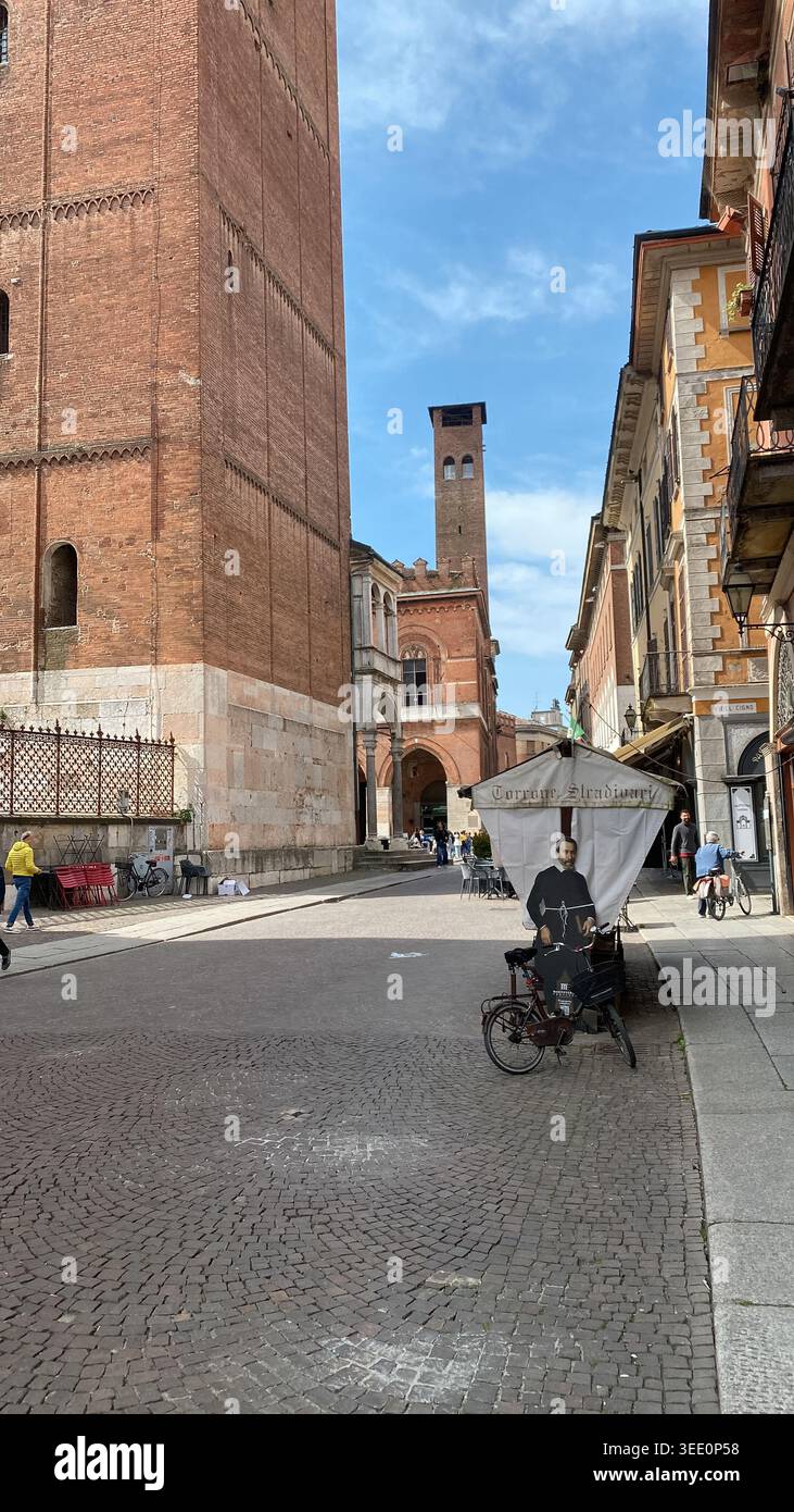 Cremona, Italia 9 aprile 2026 alla scoperta di Cremona, Italia con il campanile di Torrazzo e la sua cattedrale in muratura che domina il centro storico urbano st Foto Stock