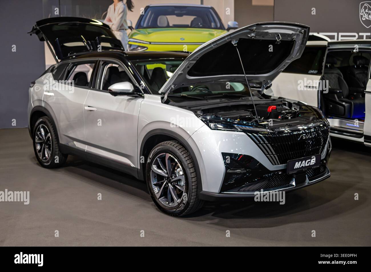Riga, Lettonia - 24 aprile 2026: Donfeng Aeolus Mage viene mostrato al motorshow con il cofano aperto per mostrare il motore. Foto Stock
