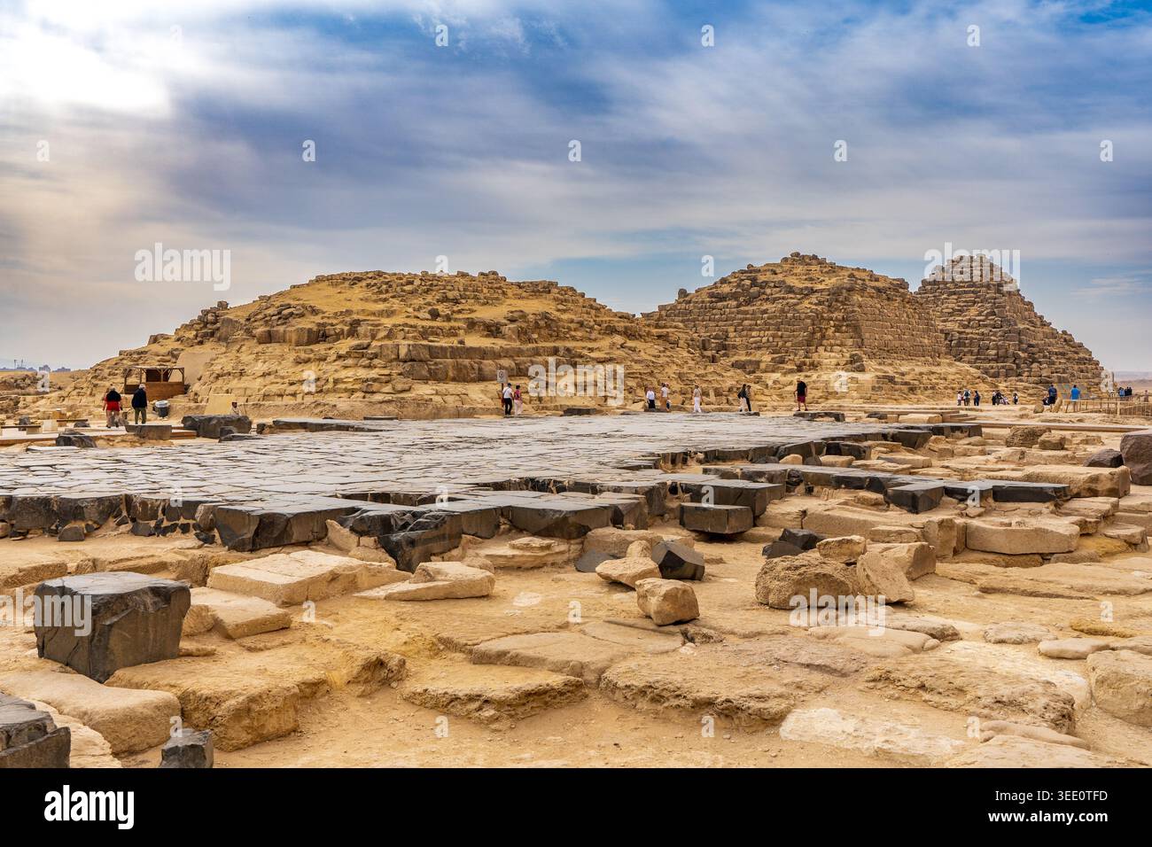 Resti di una pavimentazione di basalto dal Tempio Mortuario di Khufu, sull'altopiano di Giza. Foto Stock