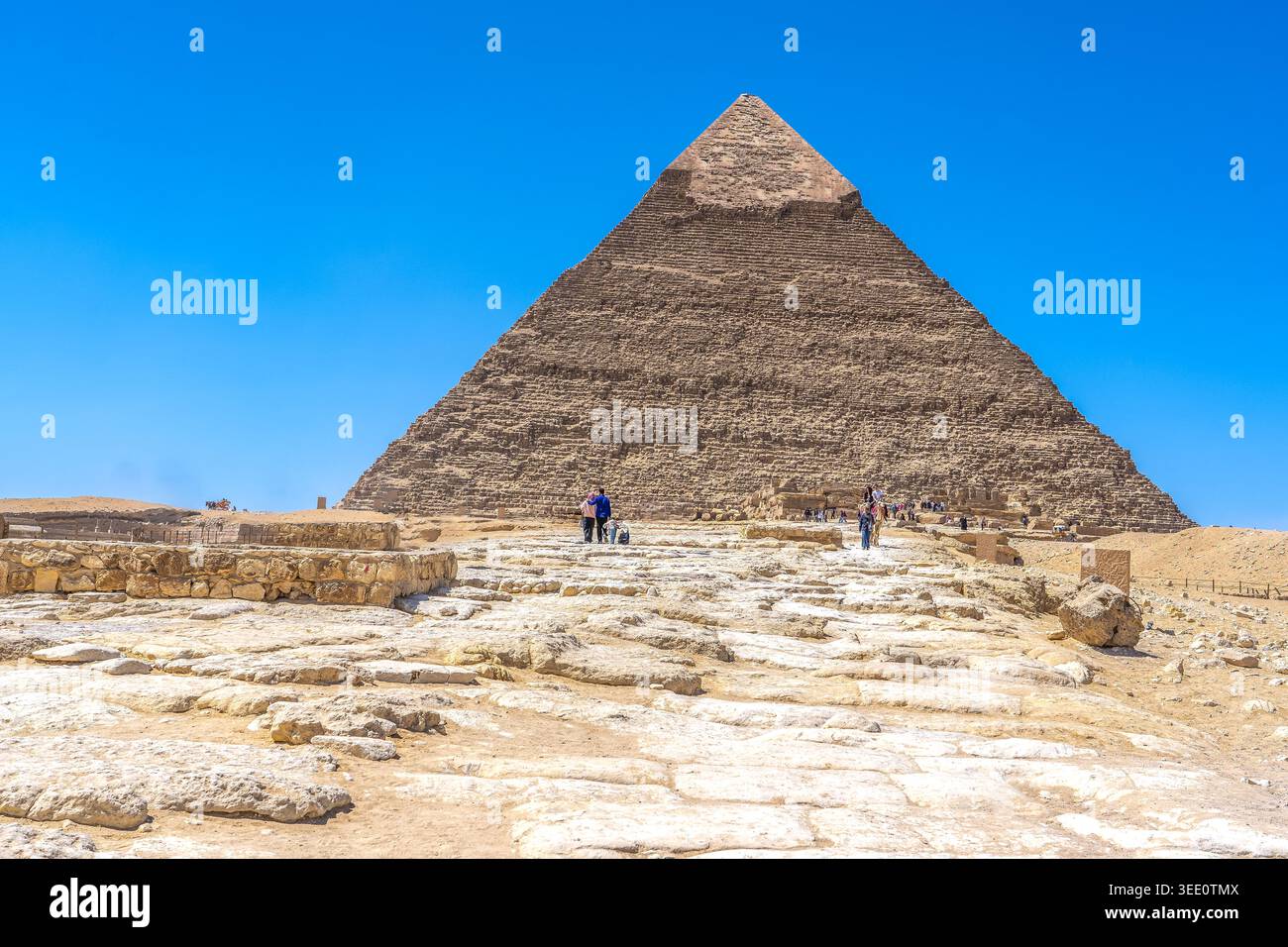 La piramide di Khafre con la grande rampa in primo piano, lunga quasi 500 metri, che collega il Tempio a valle al Tempio Mortuario adiacente. Foto Stock