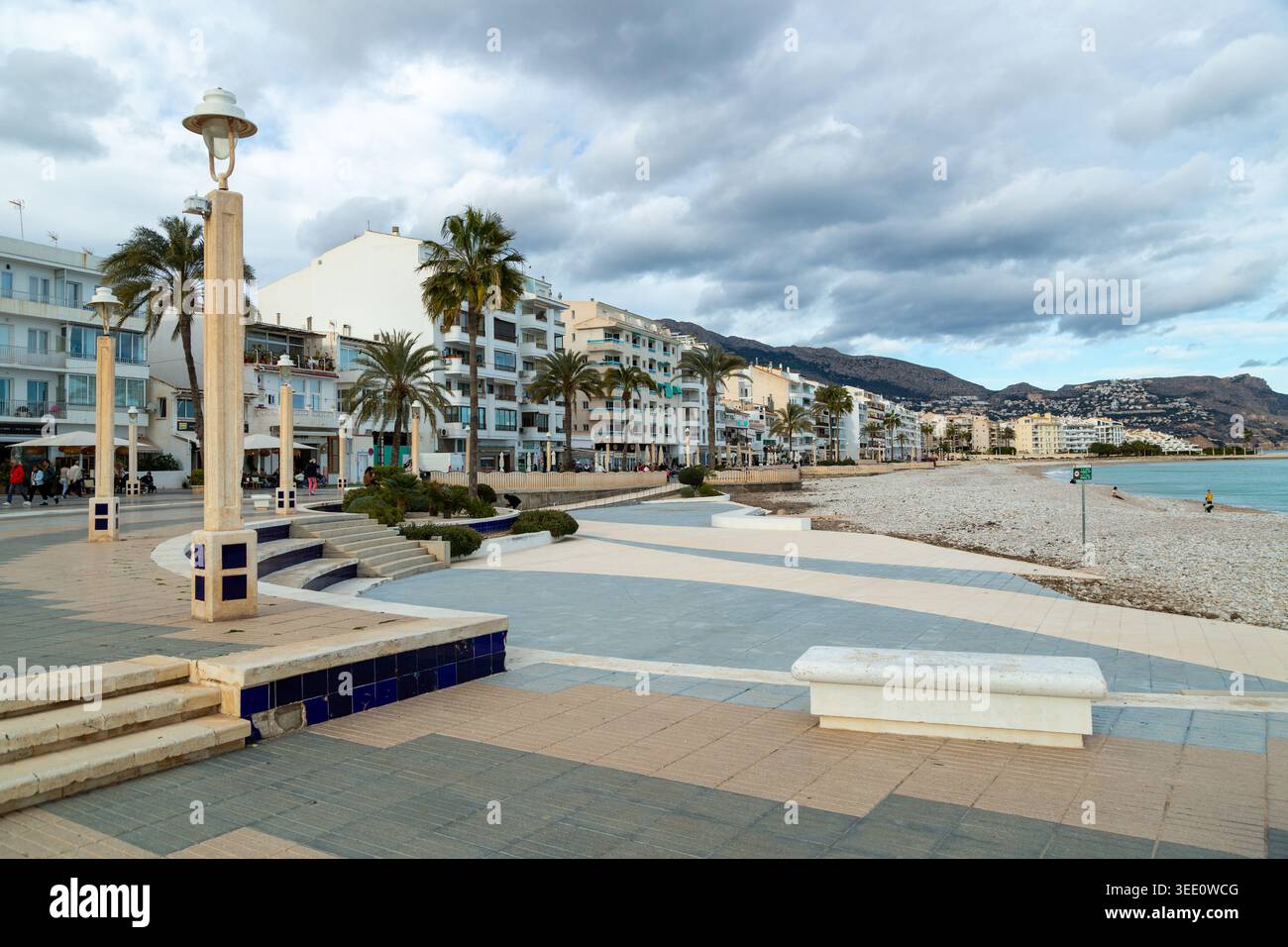 Il Paseo Marítimo (lungomare) di Altea, una città costiera situata sulla Costa Blanca nella provincia di Alicante, in Spagna Foto Stock