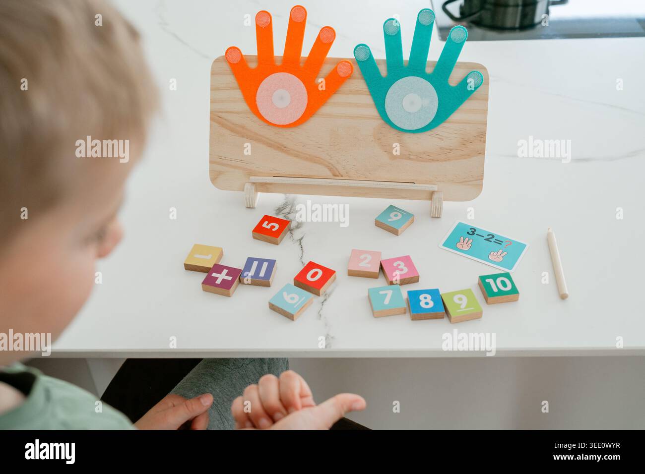 Configurazione di apprendimento matematico con blocchi numerici colorati e tabellone di conteggio. Progettato per la formazione precoce e l'insegnamento interattivo. Foto Stock