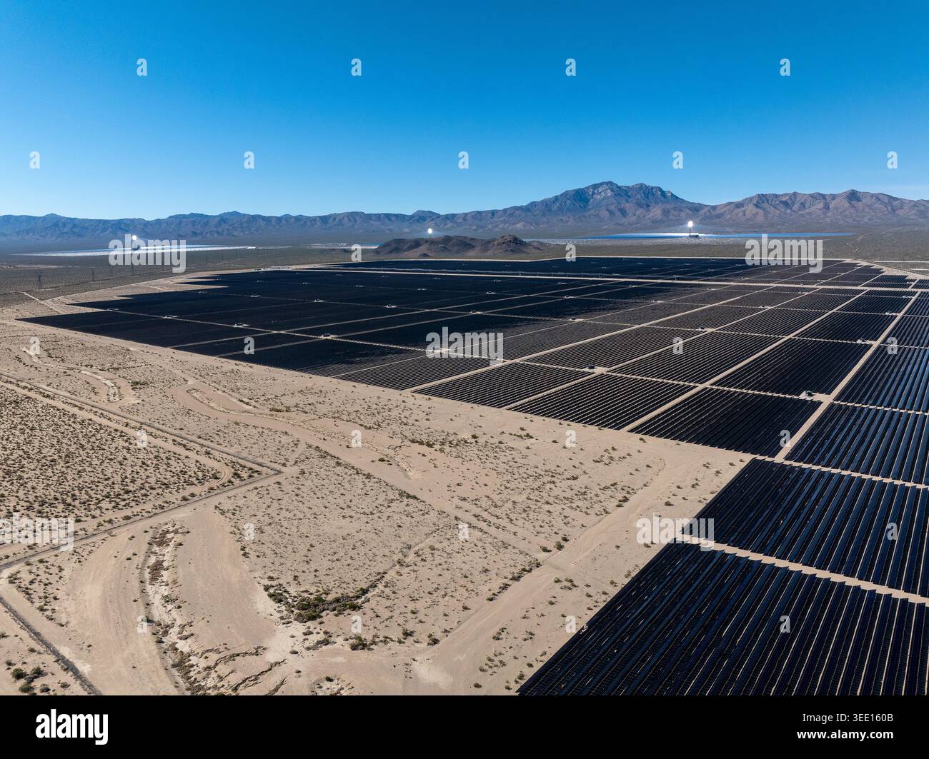 File prospettiche con droni di pannelli solari fotovoltaici terreno desertico Foto Stock