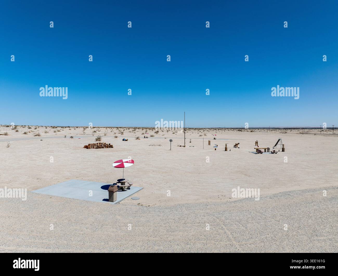 Drone di un sito picnic nel deserto con un ombrello rosso e bianco Foto Stock
