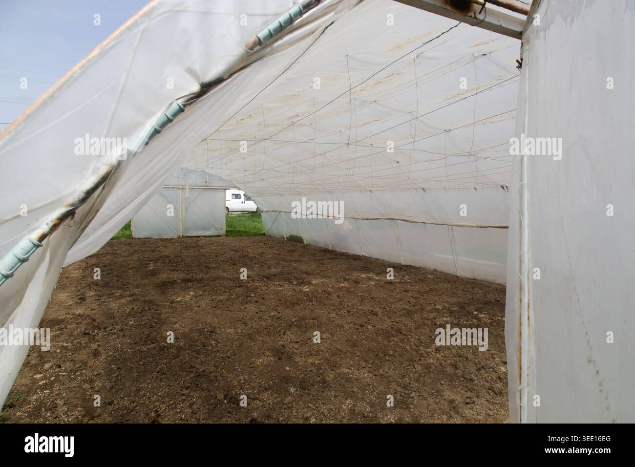 Interno della serra vuoto - struttura agricola pronta per la stagione di semina Foto Stock