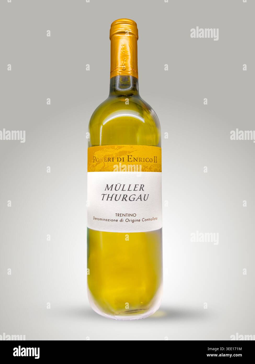 Trentino, Italia - 7 maggio 2026: Bottiglia di vino bianco Müller Thurgau Trentino DOC a marchio Poderi di Enrico II Foto Stock