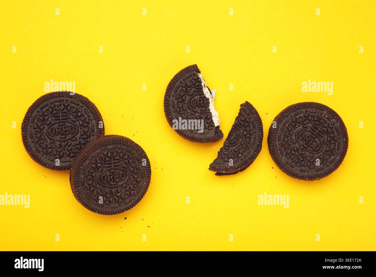 Mykolaiv, Ucraina - 25 aprile 2026: Oreo Cookies su sfondo giallo. Cialde di cioccolato con ripieno di panna dolce. Foto Stock