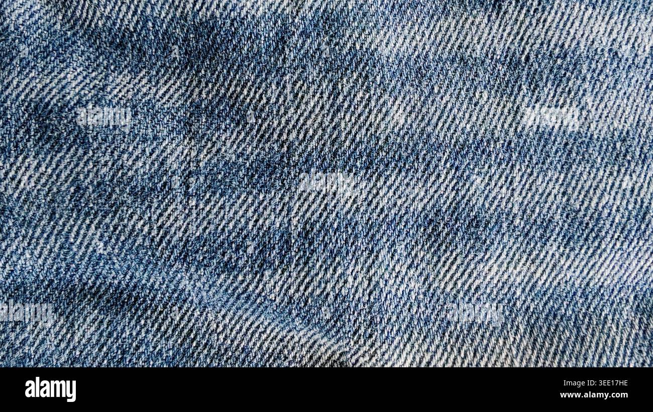 Tessuto denim blu con trama diagonale e motivo sbiadito Foto Stock