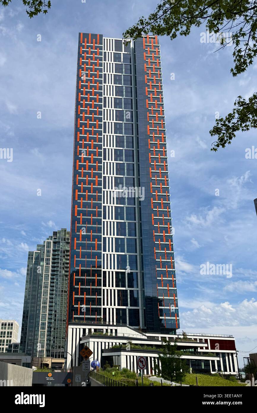 Torre degli uffici Amazon con distintivi elementi arancioni della facciata verticale nel centro di Bellevue Foto Stock