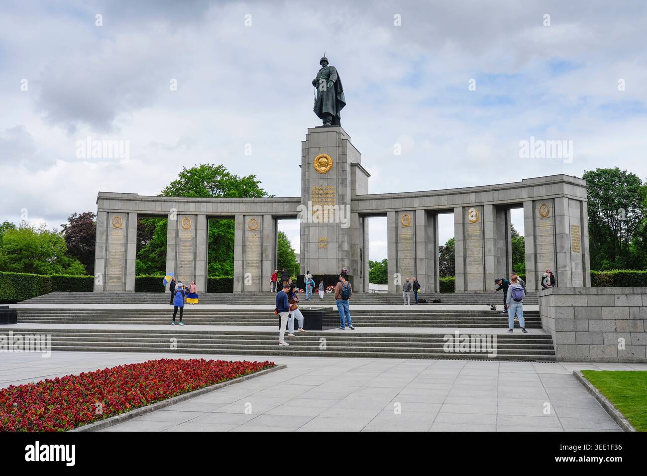 DAS Sowjetische Ehrenmal an der Straße des 17. Juni im großen Tiergarten a Berlino-Tiergarten am Tag der Beendigung des Zweiten Weltkrieges a Berlino durch die Kapitulation der deutschen Truppen. Der 8. Mai, Tag der Befreiung vom Faschismus, guerra in der DDR eon Feiertag. *** Il memoriale sovietico su Straße des 17 Juni nel Großer Tiergarten a Berlino Tiergarten il giorno in cui la seconda guerra mondiale si è conclusa a Berlino con la resa delle truppe tedesche 8 maggio, il giorno della liberazione dal fascismo, è stato un giorno festivo nella RDT Foto Stock